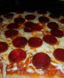 Pizza con fuet artesano