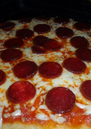 Una foto de Pizza con fuet artesano