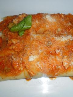 Una foto de Canelones de pollo y verduras con salsa de tomate
