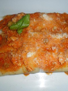 Una foto de Canelones de pollo y verduras con salsa de tomate
