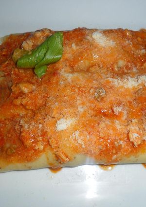 Una foto de Canelones de pollo y verduras con salsa de tomate