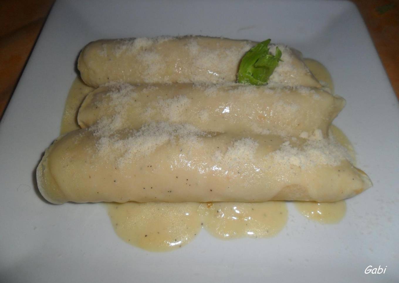 Canelones de pollo y salsa bechamel