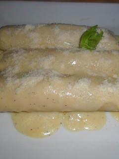 Una foto de Canelones de pollo y salsa bechamel