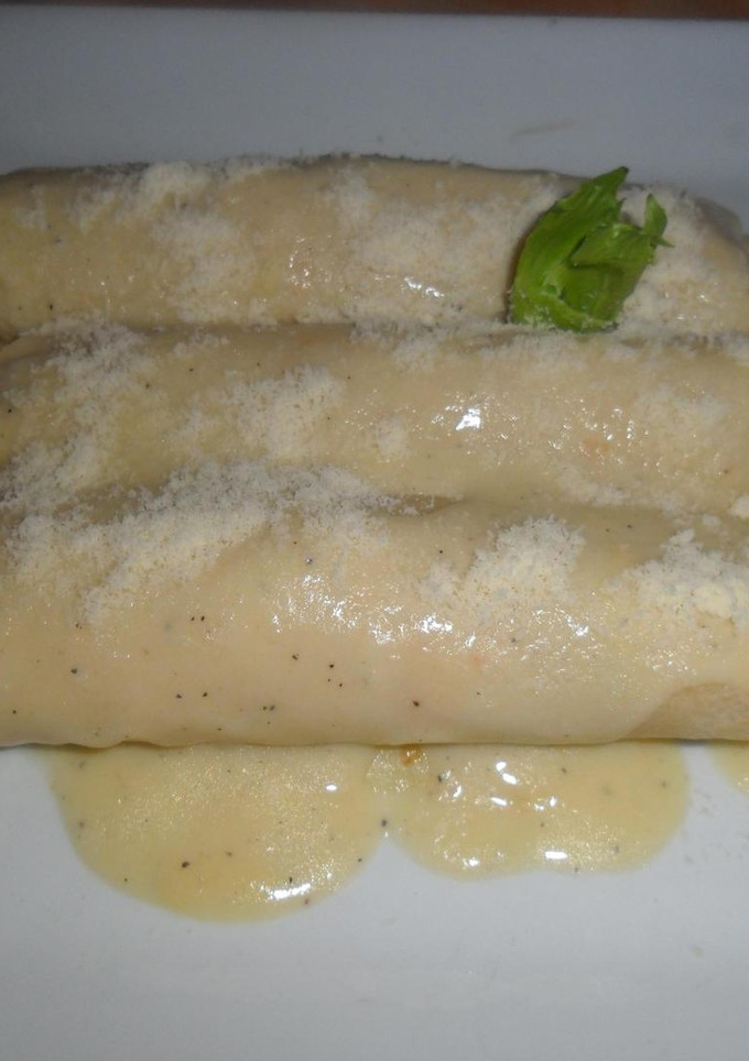 Una foto de Canelones de pollo y salsa bechamel