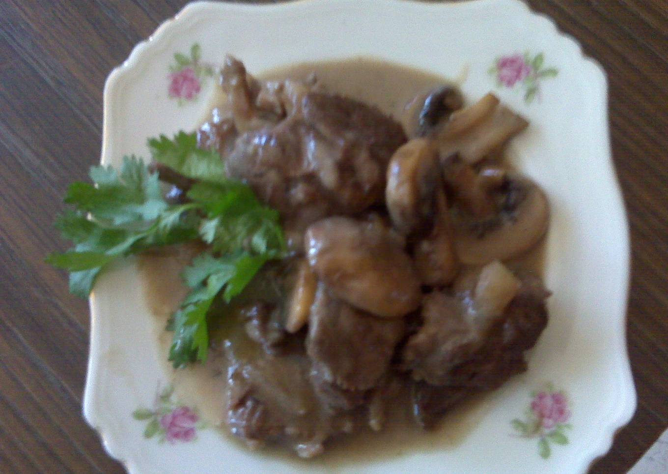 Carne de res (vaca) con vino tinto a la crema
