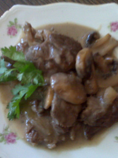 Una foto de Carne de res (vaca) con vino tinto a la crema