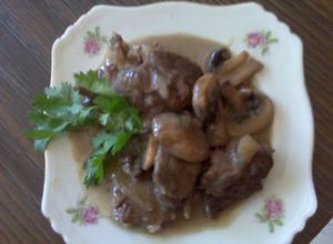 Una foto de Carne de res (vaca) con vino tinto a la crema