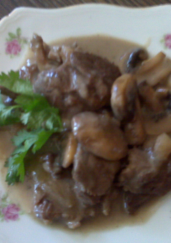 Una foto de Carne de res (vaca) con vino tinto a la crema