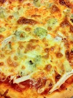 Una foto de Pizza de surimi y alcachofa