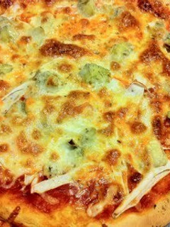 Una foto de Pizza de surimi y alcachofa