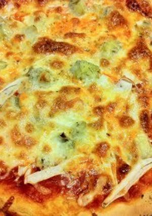 Una foto de Pizza de surimi y alcachofa