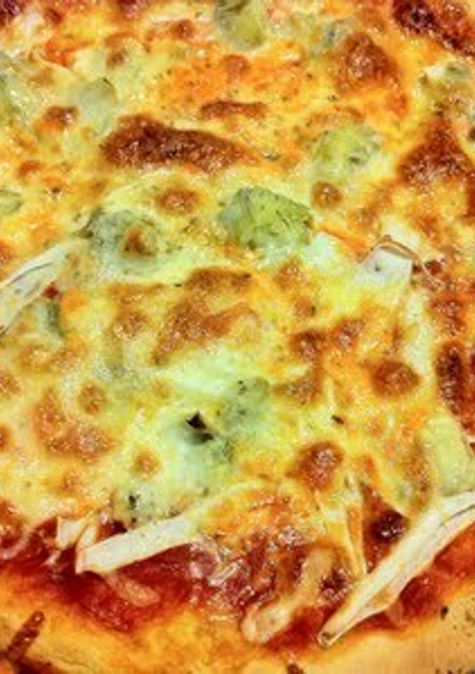 Una foto de Pizza de surimi y alcachofa