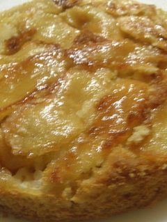 Una foto de Tarta simple de manzana con crema, pasas y canela