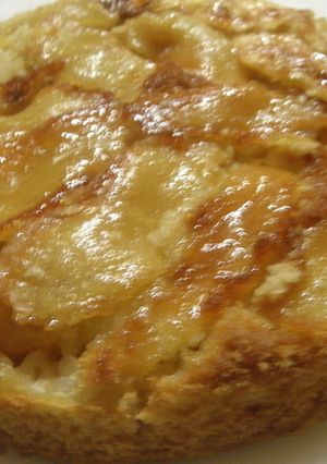 Una foto de Tarta simple de manzana con crema, pasas y canela