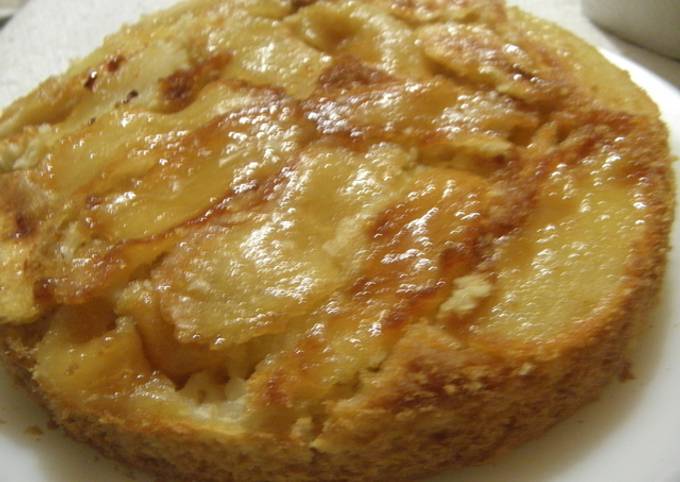Foto principal de Tarta simple de manzana con crema, pasas y canela 
