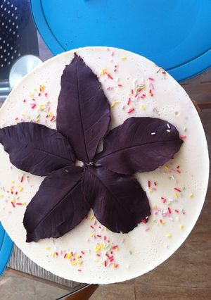 Una foto de Tarta de 3 chocolates con hojas