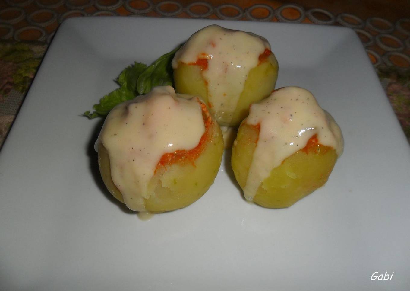 Patatas rellenas de pollo con salsa bechamel<br />