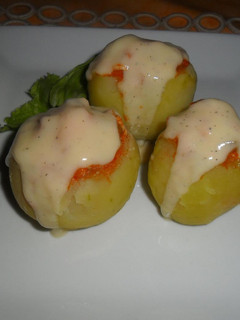Una foto de Patatas rellenas de pollo con salsa bechamel