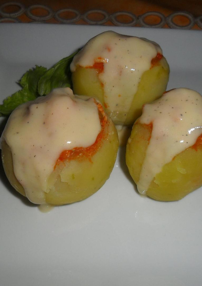 Una foto de Patatas rellenas de pollo con salsa bechamel