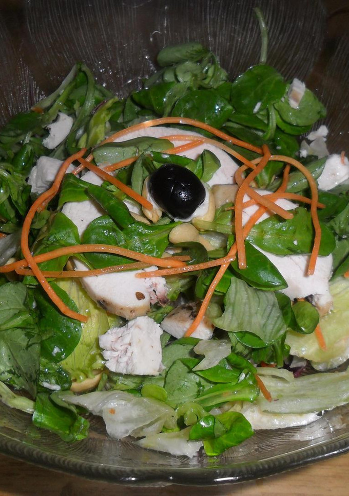 Una foto de Ensalada de pollo y cacahuetes