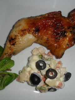 Una foto de Pollo al limón con miel y ensaladilla
