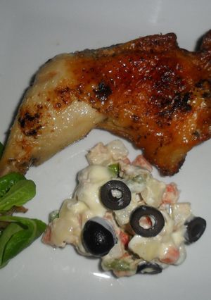 Una foto de Pollo al limón con miel y ensaladilla