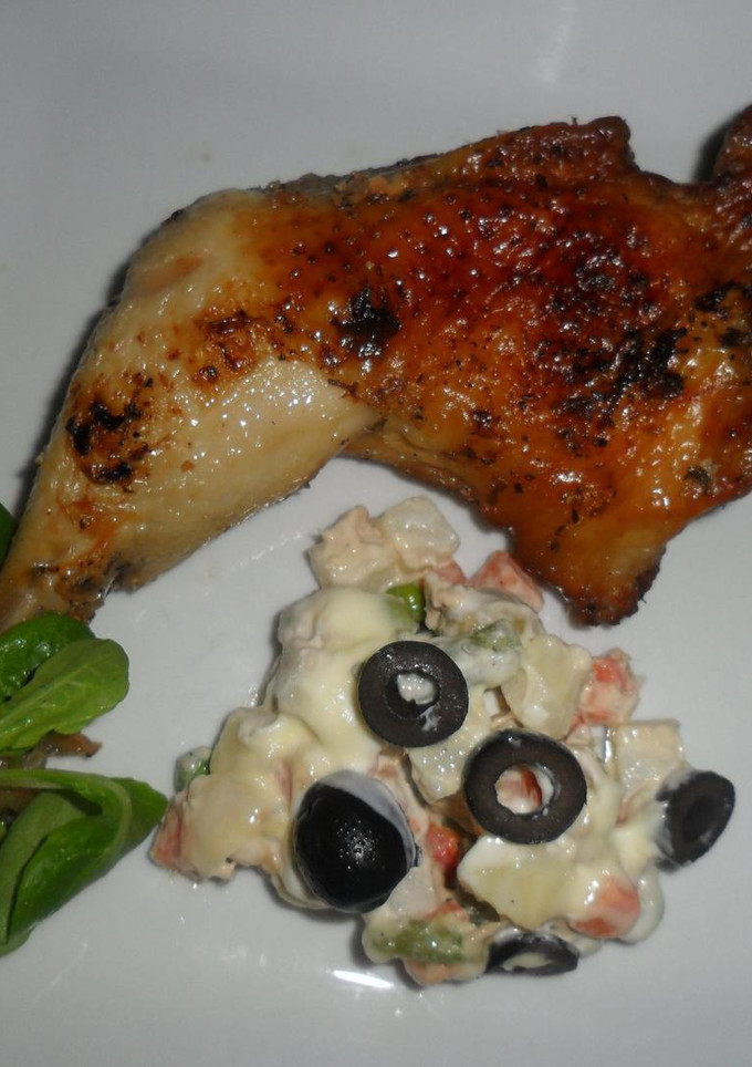 Una foto de Pollo al limón con miel y ensaladilla
