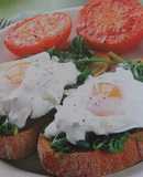 Huevos a la plancha y espinacas sobre tostada
