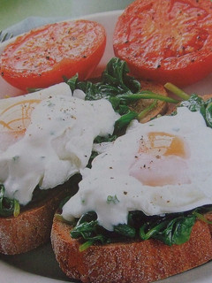 Una foto de Huevos a la plancha y espinacas sobre tostada