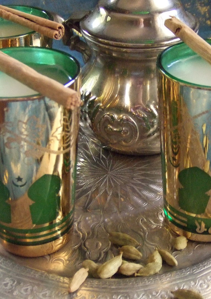 Una foto de Té frío con cardamomo y clavo