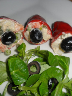 Una foto de Pimientos de piquillo rellenos de ensaladilla y atún