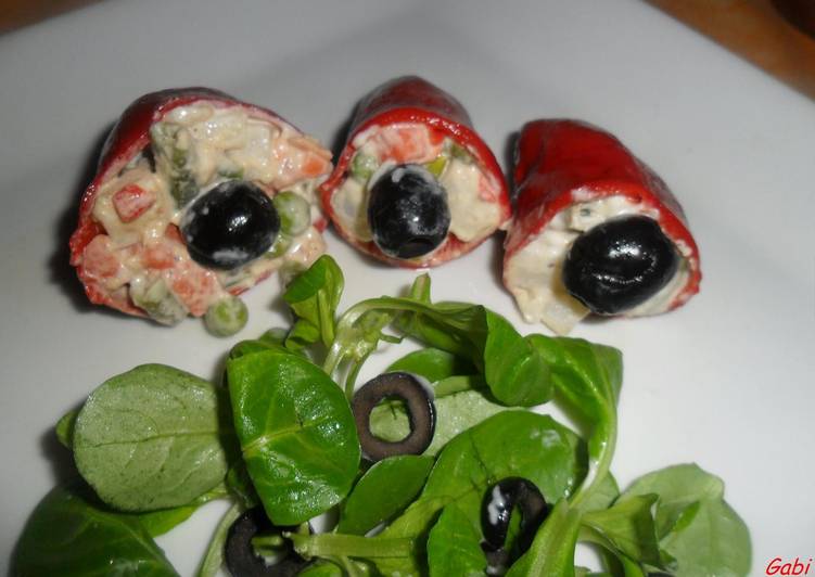 Pimientos de piquillo rellenos de ensaladilla y atún