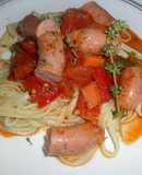 Espaguetis con longaniza de pavo y pollo en salsa de verduras
