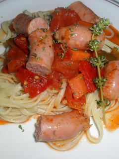 Una foto de Espaguetis con longaniza de pavo y pollo en salsa de verduras