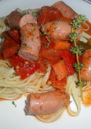 Una foto de Espaguetis con longaniza de pavo y pollo en salsa de verduras