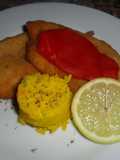 Filetes de pollo rebozados con arroz al azafrán