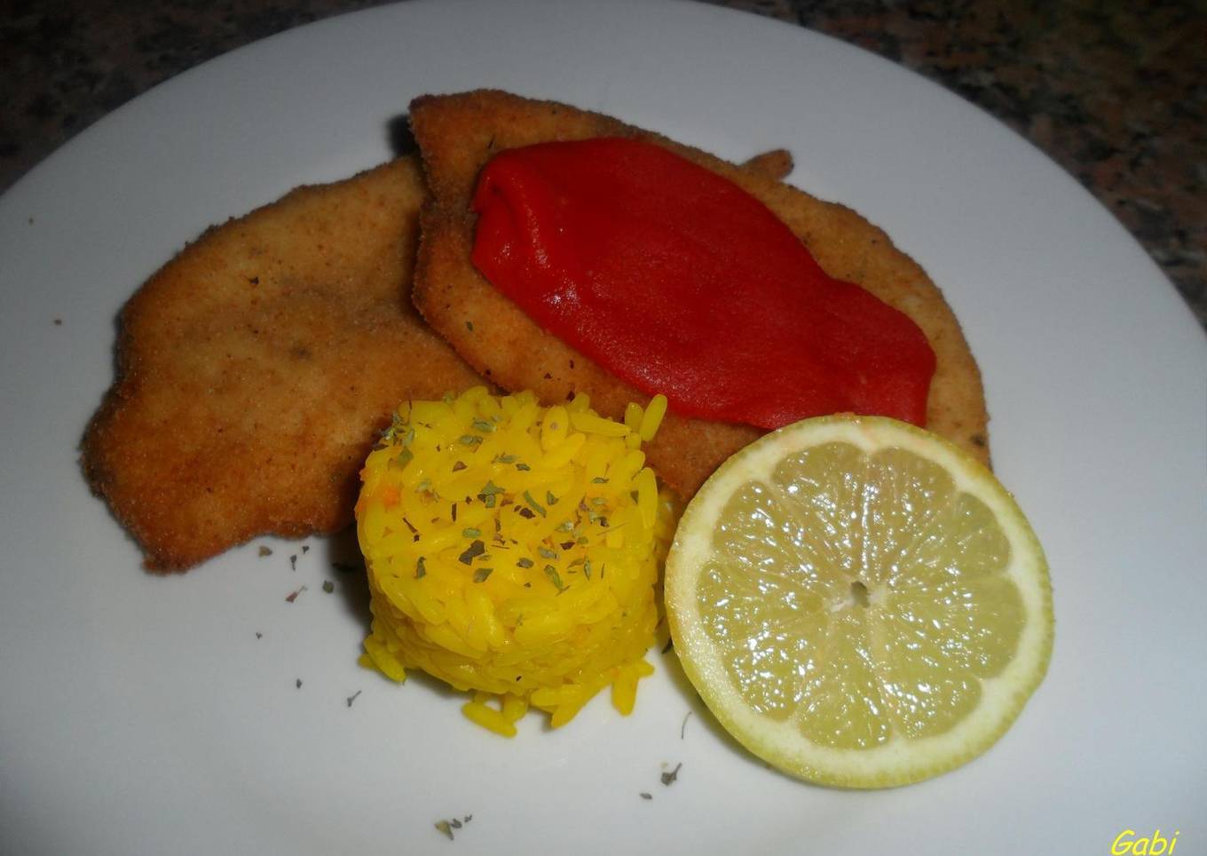 Filetes de pollo rebozados con  arroz al azafrán<br />