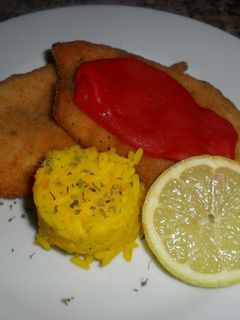 Una foto de Filetes de pollo rebozados con arroz al azafrán