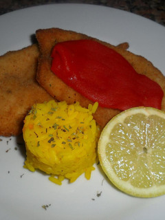 Una foto de Filetes de pollo rebozados con arroz al azafrán