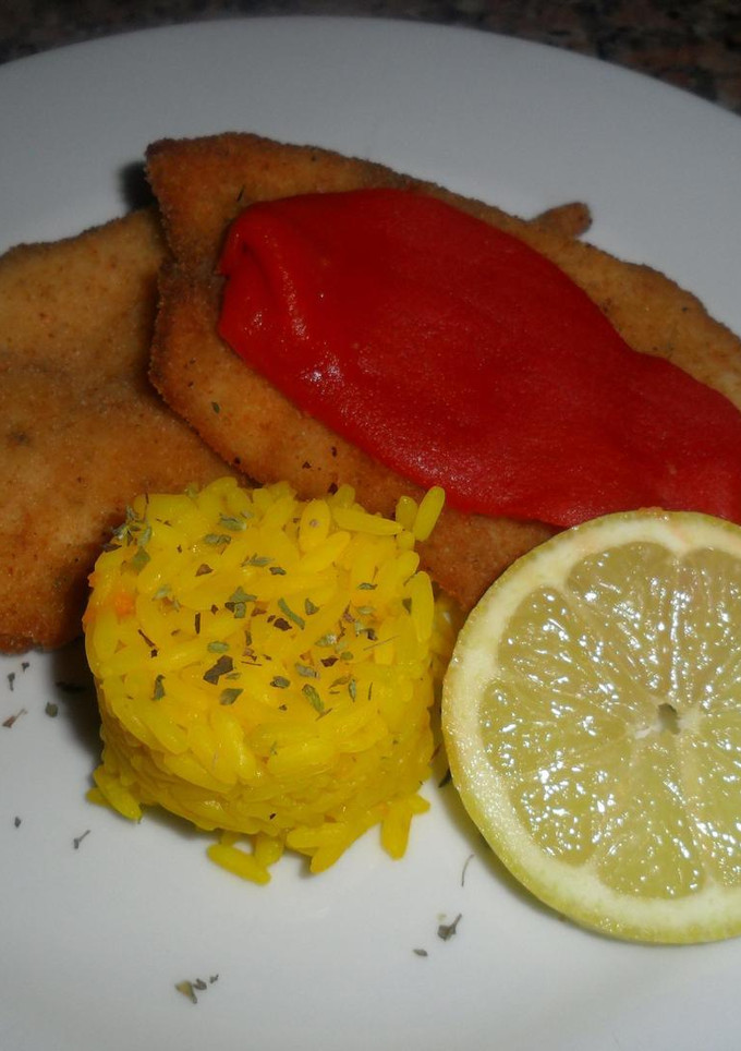 Una foto de Filetes de pollo rebozados con arroz al azafrán