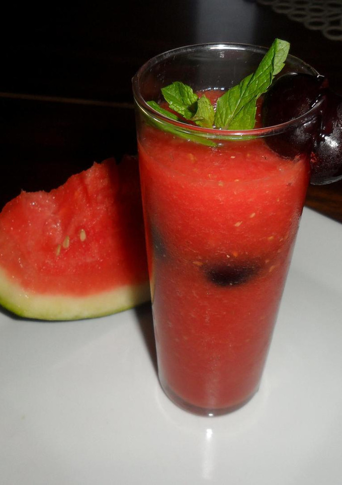 Una foto de Licuado de sandía con cerezas enteras
