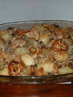 Una foto de Pollo asado con almendras y piñones