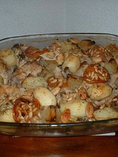 Una foto de Pollo asado con almendras y piñones