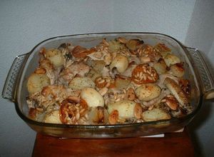 Una foto de Pollo asado con almendras y piñones