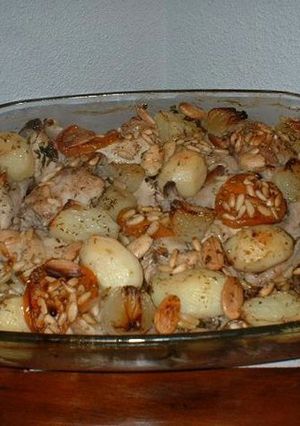 Una foto de Pollo asado con almendras y piñones