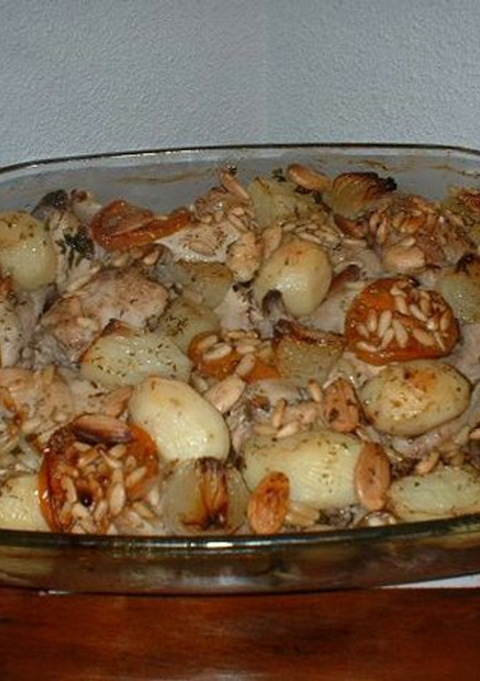 Una foto de Pollo asado con almendras y piñones
