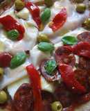Pizza integral mixta de queso, jamón y chorizo de jabugo