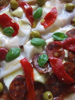 Una foto de Pizza integral mixta de queso, jamón y chorizo de jabugo