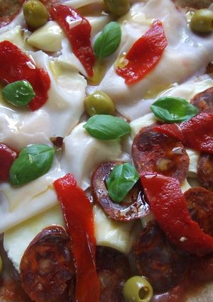Una foto de Pizza integral mixta de queso, jamón y chorizo de jabugo