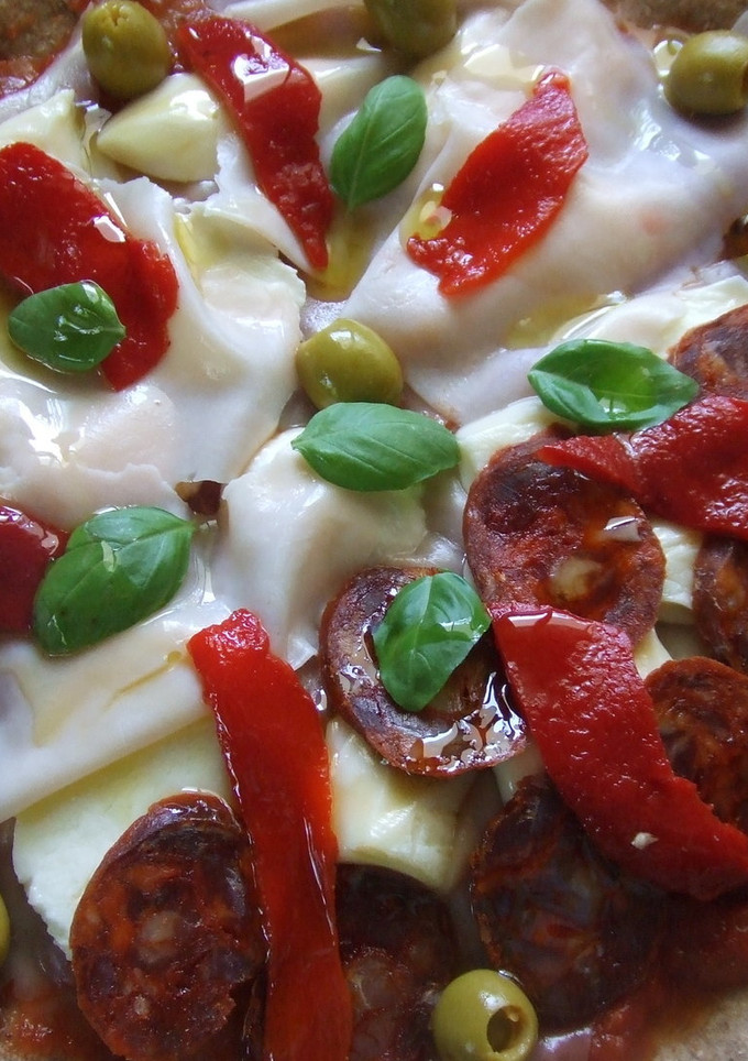 Una foto de Pizza integral mixta de queso, jamón y chorizo de jabugo